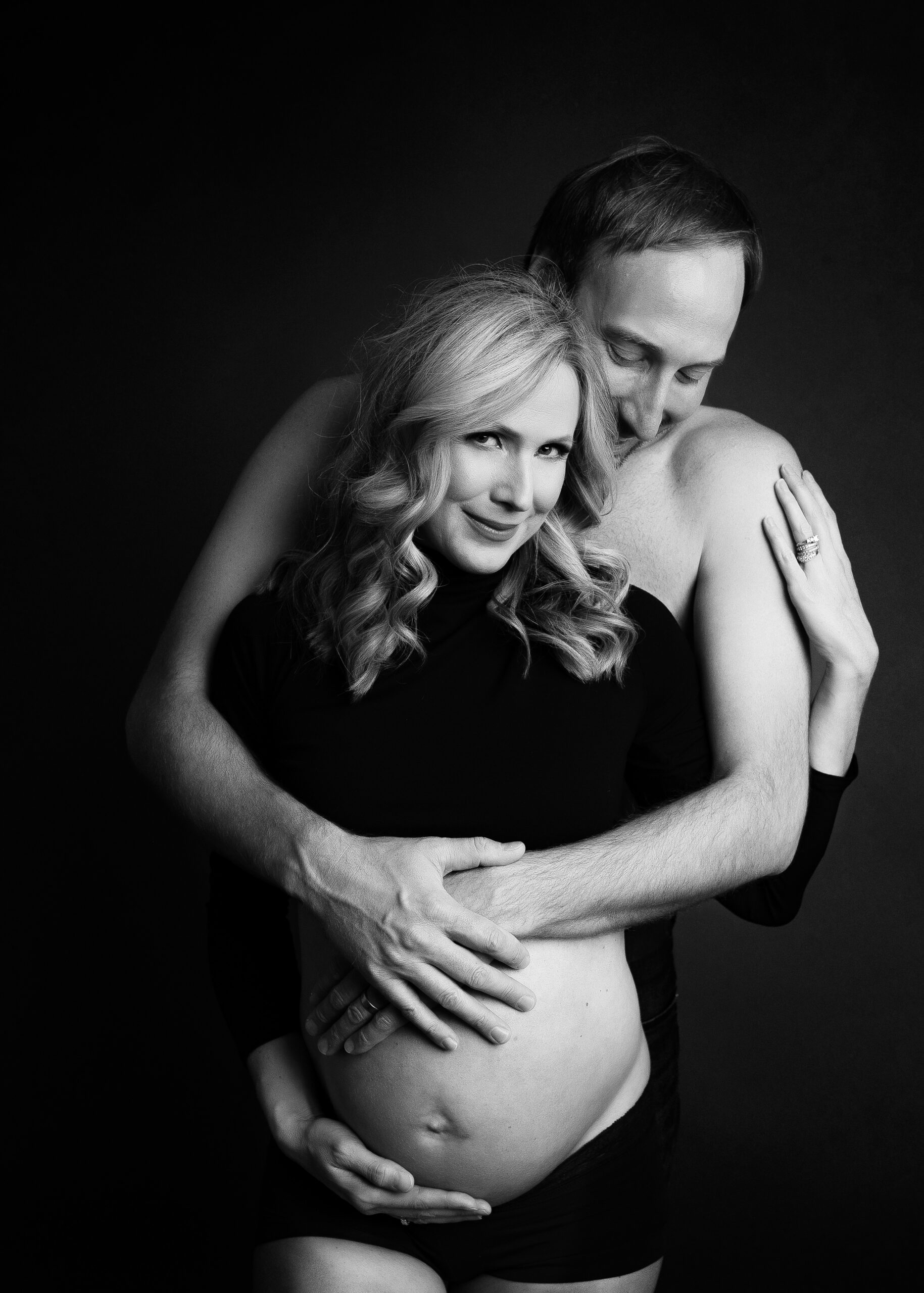 grand rapids maternity photographer black and white photo of mom and dad
