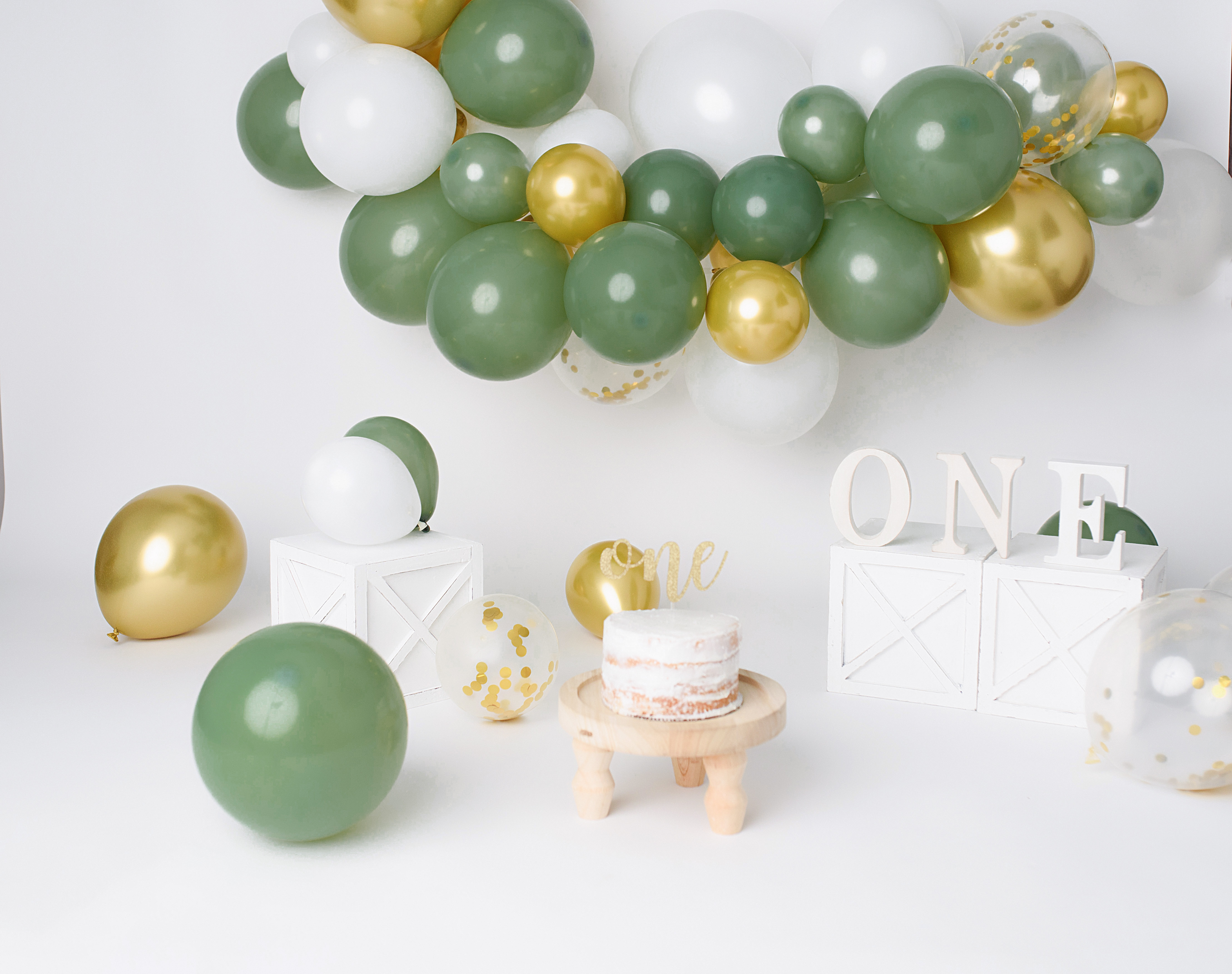 Grand rapids cake smash photography backdrop with green and white balloons